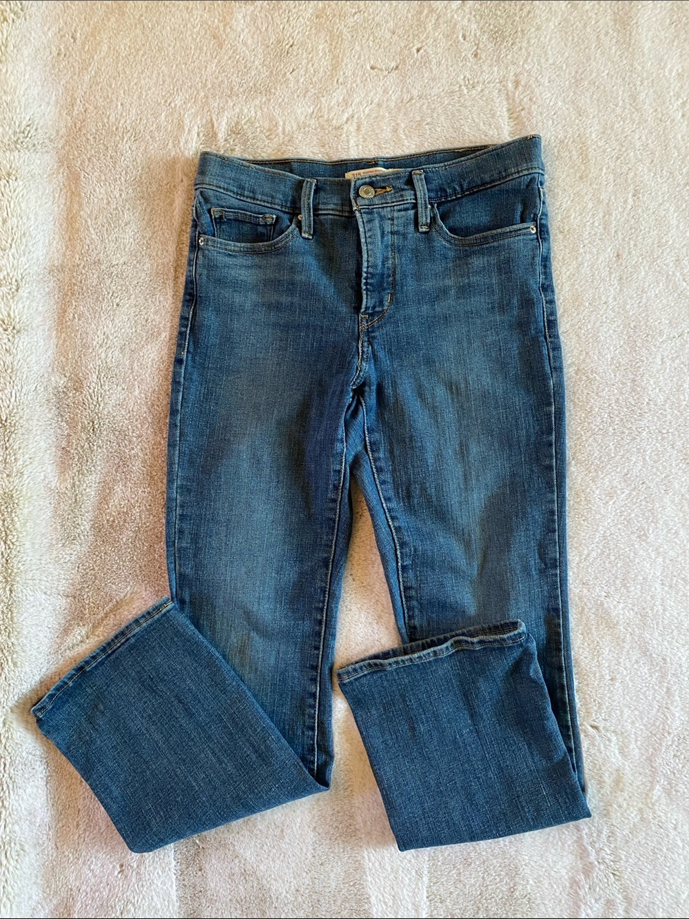 Levi's Women's Jeans in Med/Dark Blue Wash Sz29